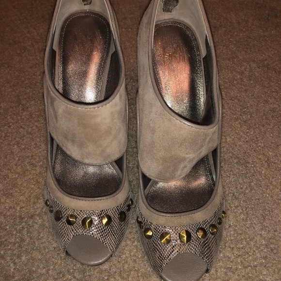 Joan & David. Leather suede. Tan heels. - Picture 2 of 6